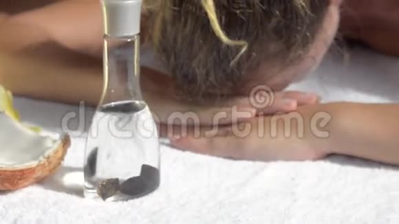 女士水疗按摩玄武岩热石配合按摩油处理高清高清视频的预览图