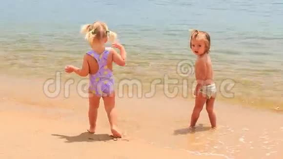 2两个带海脚的小女孩在海水中嬉戏视频的预览图