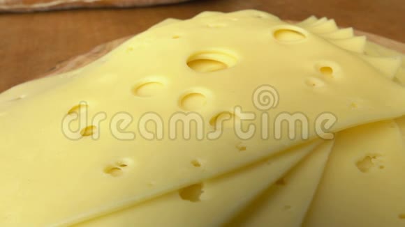 木板上的荷兰马斯达姆奶酪视频的预览图