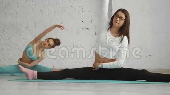 年轻有魅力的女孩集体做瑜伽健康的生活方式概念视频的预览图