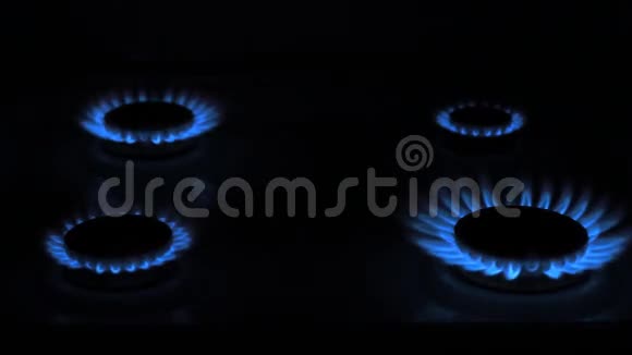 黑暗中的煤气炉视频的预览图