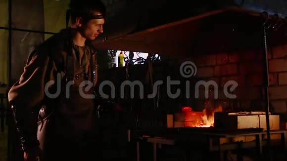 铁匠与火安金属视频的预览图