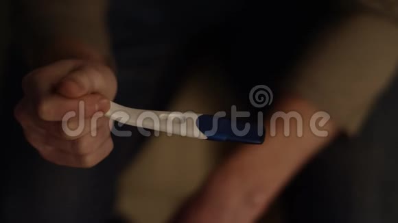 男性手握正孕检特写男性手拿着孕检放着丈夫不高兴视频的预览图