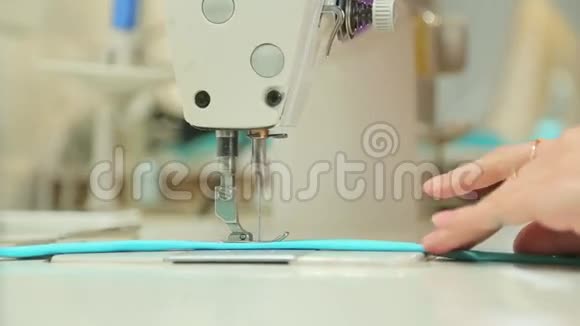 在缝纫机上做平线的女人视频的预览图