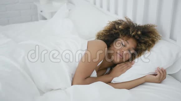 做梦的女人睡在床上视频的预览图