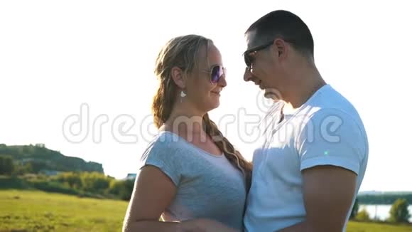 一对快乐的情侣在田野里接吻视频的预览图