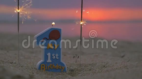 小男孩一岁生日蜡烛视频的预览图