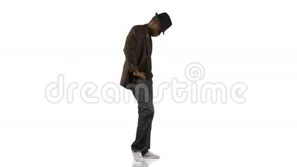 美国黑人男孩跳不同风格的音乐片段视频的预览图