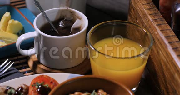 多利酒店提供丰盛的英式早餐视频的预览图