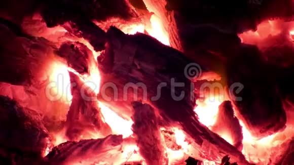 火焰背景红色炽热的炭火视频的预览图