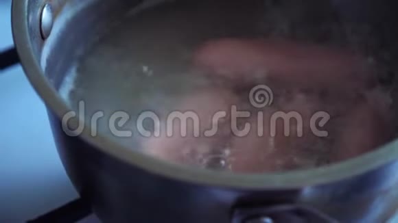 维纳香肠食品肉概念炖锅炖锅炖锅炖锅平底锅视频的预览图