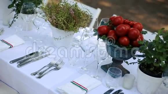 餐桌上摆着希腊花瓶的樱桃番茄视频的预览图