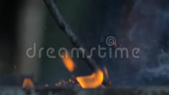 火焰在烤架中缓慢运动视频的预览图