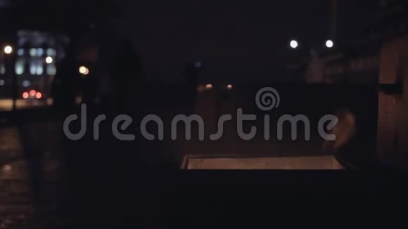 晚上在城市街烧垃圾桶视频的预览图