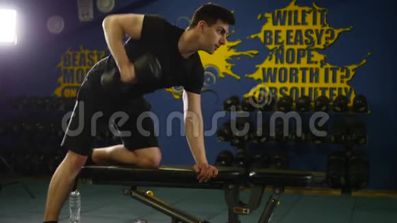 帅哥运动健将健身房做哑铃健身运动视频的预览图