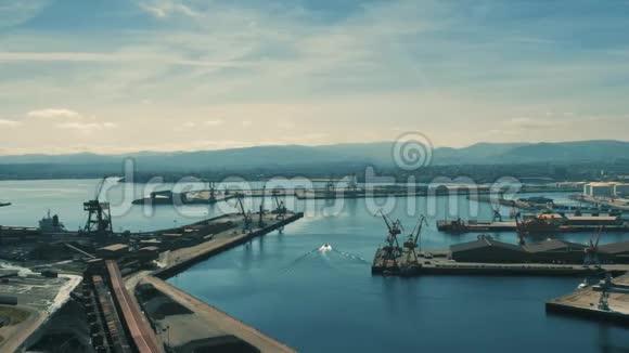 舒适的欧洲城市顶景工业海港视频的预览图
