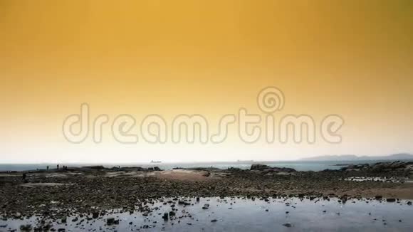 海滩全景礁石Ebb日落黄昏视频的预览图