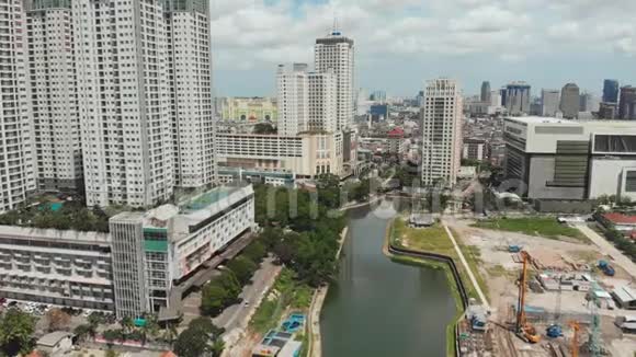 鸟瞰城市中心与摩天大楼雅加达印度尼西亚视频的预览图