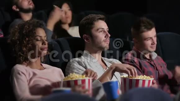 一群看电影的人表现出情感视频的预览图