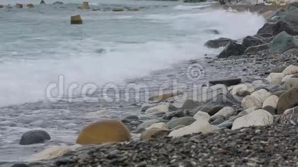 海岸背景上强烈的波浪视频的预览图