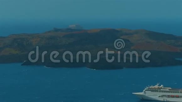 地中海游轮特写镜头希腊圣托里尼岛全景视频的预览图