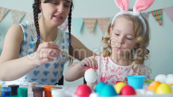 妈妈和小女孩穿复活节彩蛋视频的预览图