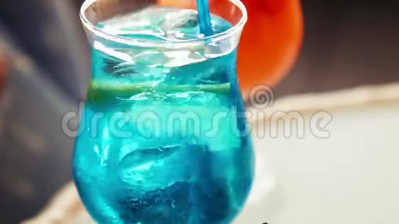在蓝色饮料上加水果片视频的预览图
