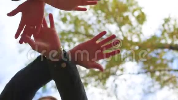 一群年轻人把他们的手放在一个圆圈的中心视频的预览图