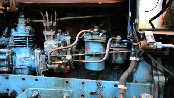 柴油蓝色拖拉机卡车发动机细节视频的预览图