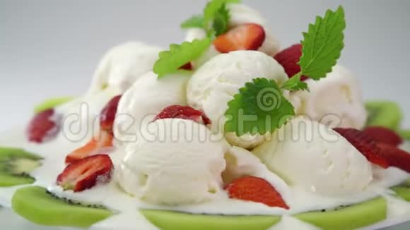 冰淇淋甜点草莓和猕猴桃水果视频的预览图