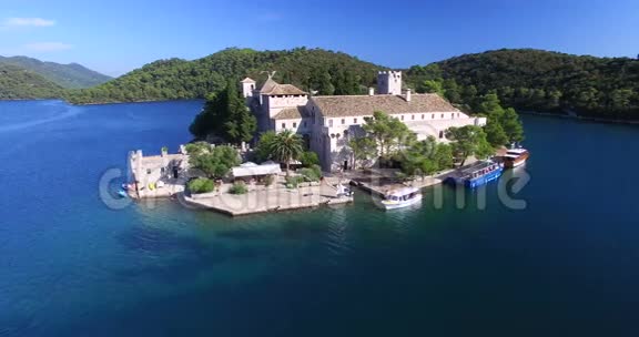克罗地亚Mljet岛摩托艇的鸟瞰图视频的预览图