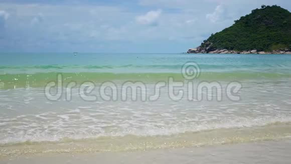 晴天热带岛屿上的海浪视频的预览图