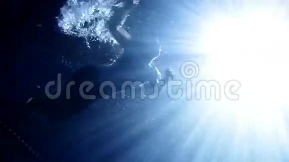 穿着衣服在水里游泳的年轻美女视频的预览图