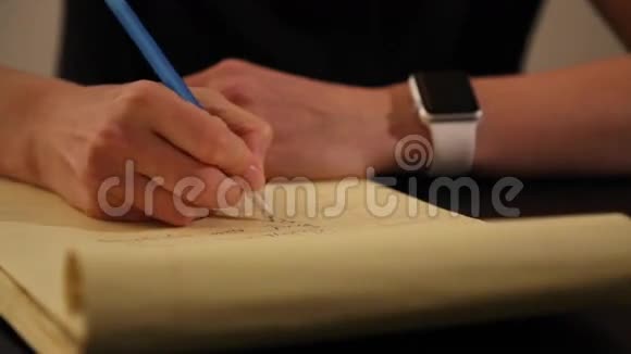年轻女性特写双手书写视频的预览图