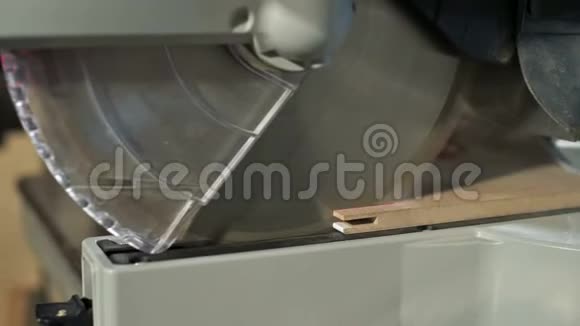 用圆锯在机器上工作的特写切割木坯圆机视频的预览图