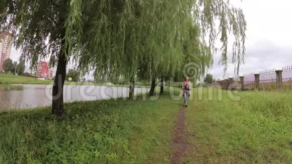 天气不好的女孩在伞下视频的预览图