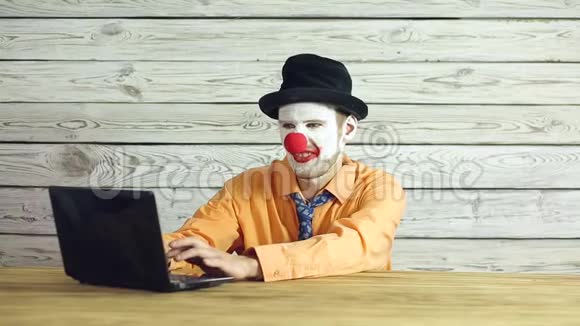 小丑商人在办公室工作视频的预览图