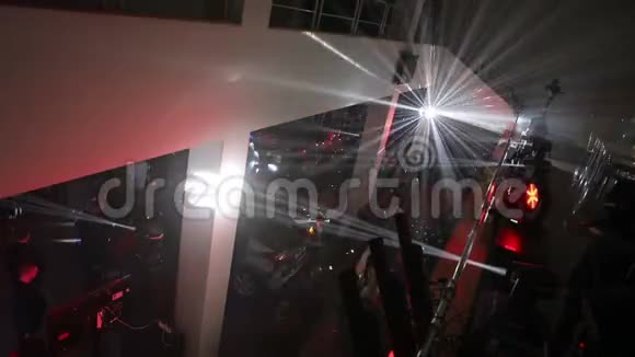 蓝色迪斯科球效果及墙面反光迪斯科舞厅旋转俱乐部内的派对灯光迪斯科舞厅视频的预览图