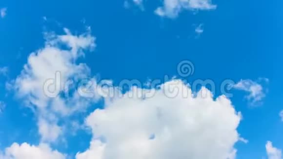 白云在夏天的蓝天上移动时间流逝视频的预览图