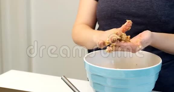 准备烘焙用面糊的女人视频的预览图