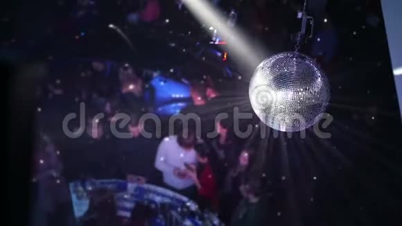 蓝色迪斯科球效果及墙面反光迪斯科舞厅旋转俱乐部内的派对灯光迪斯科舞厅视频的预览图