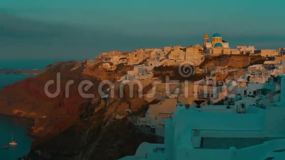 黎明时观赏桑托里尼悬崖和爱琴海全景视频的预览图