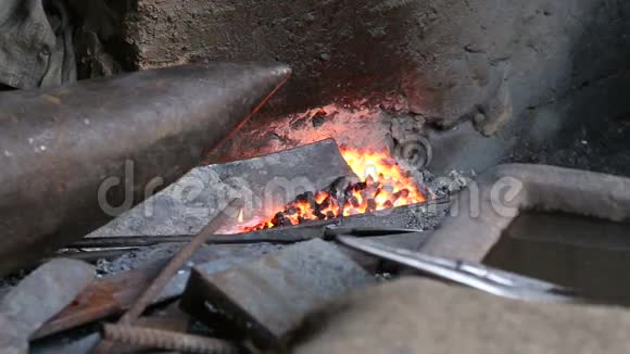 在瓦拉纳西的车间里人在热煤中加热叶片视频的预览图