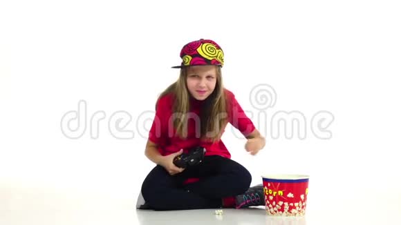 幼儿在网络游戏中玩操纵杆吃爆米花慢动作视频的预览图