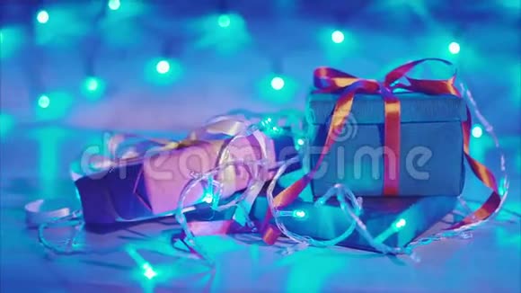 带有明亮蓝色花环的礼品盒圣诞节和新年的概念视频的预览图
