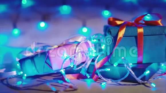 带有明亮蓝色花环的礼品盒圣诞节和新年的概念视频的预览图