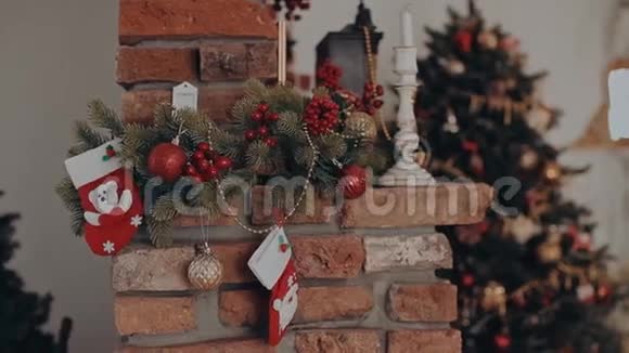 圣诞内部红色壁炉椅子和格子呢圣诞袜视频的预览图