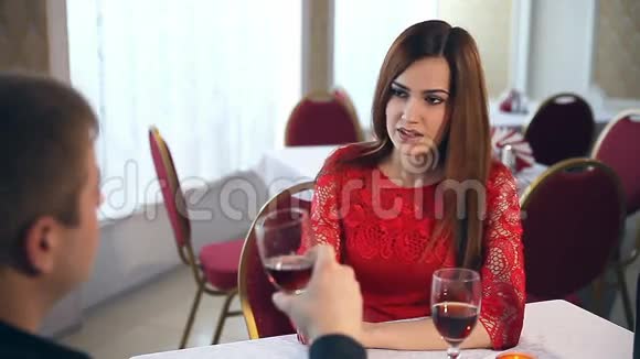 男人和女人浪漫的爱情之夜在餐厅情人节喝酒视频的预览图