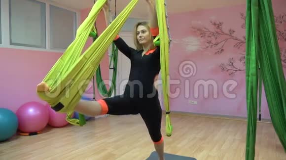 瑜伽在吊床上练习空中抗重力瑜伽视频的预览图