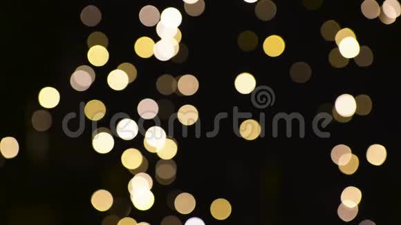 黑暗背景下模糊的圣诞灯光视频的预览图